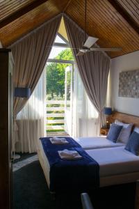 sypialnia z 2 łóżkami i dużym oknem w obiekcie Hotel Hartlief w mieście Buinen