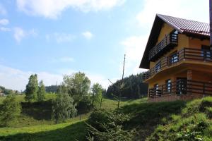 une maison sur le flanc d'une colline dans l'établissement Casa Sisif, à Fundata