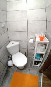 uma casa de banho com um WC branco num quarto em noclegi Wieckowskiego em Breslávia