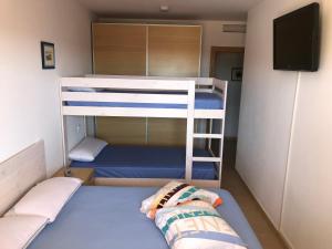 Postel nebo postele na pokoji v ubytování La Ampolla Beach - Cap Roig + 32 fotografií