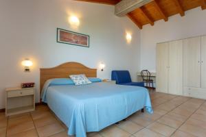 sypialnia z łóżkiem, stołem i krzesłem w obiekcie Hotel Residence Sirenella w mieście Torri del Benaco