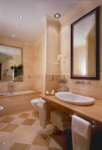 Un baño de Albergo Terminus 37 fotos más