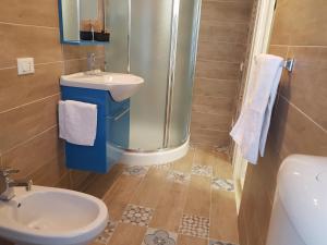 A bathroom at Ruggero Settimo Gallery