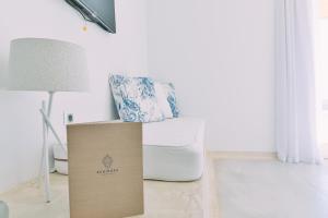 Televízia a/alebo spoločenská miestnosť v ubytovaní Schinoza Luxury Suites