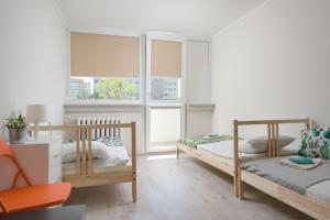 1 dormitorio con 2 camas y ventana en K3Mhome, en Wroclaw