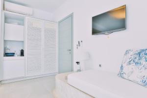 Televízia a/alebo spoločenská miestnosť v ubytovaní Schinoza Luxury Suites