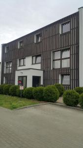czarno-biały budynek z mnóstwem okien w obiekcie Rever Spa w Mielcu
