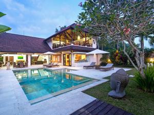 une villa avec une piscine et une maison dans l'établissement Villa Candi Kecil Tujuh, à Ubud