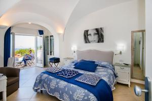 ein Schlafzimmer mit einem Bett und einem Balkon in der Unterkunft Villa Patrizi in Capri