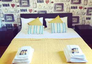 una camera da letto con un letto e due asciugamani di D@HOME a Roma
