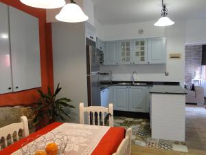 a kitchen and dining room with a table and a kitchen gmaxwell gmaxwell gmaxwell at Casa de Joaquina in O Grove