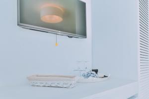 Televízia a/alebo spoločenská miestnosť v ubytovaní Schinoza Luxury Suites