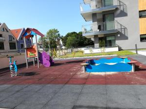 een park met een speeltuin met een speelplaats bij Luksusowy apartament z widokiem na jezioro in Giżycko