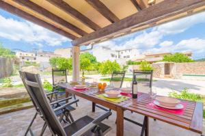 drewniany stół z krzesłami na patio w obiekcie Casa Canals w mieście Mancor del Valle