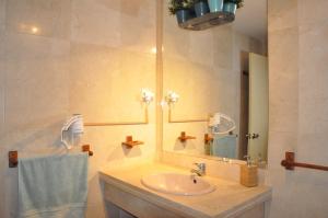 マラガにあるCasa Salamancaのバスルーム(洗面台、鏡付)