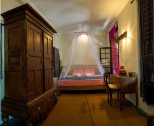 1 dormitorio con 1 cama, vestidor y 1 cama sidx sidx sidx en The Kandy Samadhicentre, en Kandy