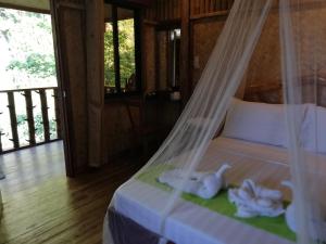 Katil atau katil-katil dalam bilik di El Nido Viewdeck Cottages +37 gambar