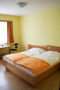 Ein Bett oder Betten in einem Zimmer der Unterkunft Hotel Highway - Bed & Breakfast