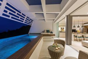 Villa con piscina y sala de estar. en Villa Atlantis 6 - Deluxe 2BDR, Sea View, Private Pool, en Chaweng Noi Beach