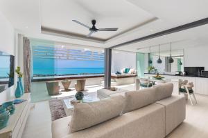 una sala de estar con un sofá y una mesa en Villa Atlantis 6 - Deluxe 2BDR, Sea View, Private Pool, en Chaweng Noi Beach