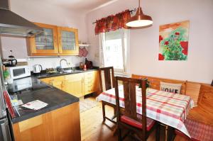 uma cozinha com uma mesa e uma sala de jantar em Villa LamBa Gastezimmer em Lorch