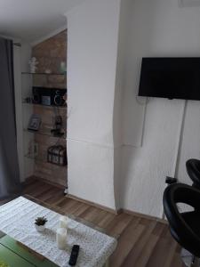 TV a/nebo společenská místnost v ubytování Lavanda Apartment & Studio - Old Town Mali Lošinj