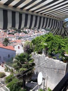 Nespecifikovaný výhled na destinaci Mali Lošinj nebo výhled na město při pohledu z apartmánu