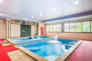 Bazén v ubytování Shengli Hydrotherapy Vacation Hotel nebo v jeho okolí