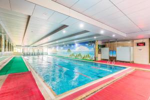 ein großer Pool in einem großen Gebäude in der Unterkunft Shengli Hydrotherapy Vacation Hotel in Jiangmen