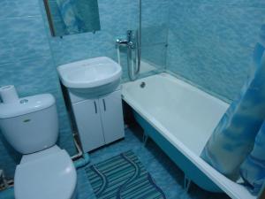 La salle de bains est pourvue de toilettes, d'un lavabo et d'une baignoire. dans l'établissement Apartments on Gagarina 9, à Volgodonsk