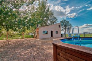 The swimming pool at or close to La Illeta