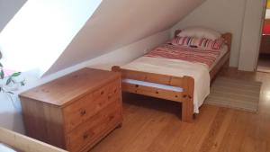 Postel nebo postele na pokoji v ubytování Liliomfa apartman