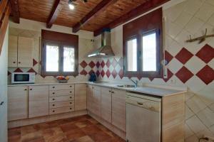 A kitchen or kitchenette at La Illeta