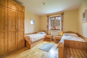 a bedroom with two beds and a window at Apartmajsko naselje Ribniško Pohorje in Ribnica na Pohorju