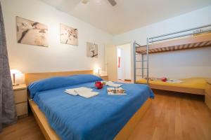 MinusioにあるCasa Verbanoのベッドルーム1室(青いベッド1台、二段ベッド2組付)