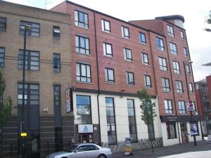 un edificio con un'auto parcheggiata di fronte di Belfast International Youth Hostel a Belfast