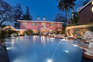Bazén v ubytování MAYFAIR Himalayan Spa Resort nebo v jeho okolí
