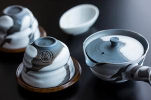 京都市にあるホーム・ステイ・椛 四条 京都 by バンヤン・グループの茶碗付きテーブルのクローズアップ