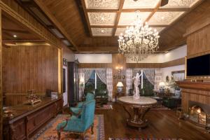 TV a/nebo společenská místnost v ubytování MAYFAIR Himalayan Spa Resort