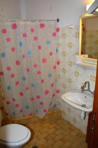 Ett badrum på Voula Apartments
