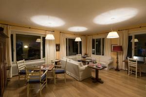 sala de estar con sofá, mesa y sillas en Park Hotel Villa Belvedere en Cannobio