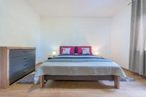 Llit o llits en una habitació de Apartment Luti Pula