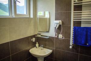 ''Aragvi'' hotel tesisinde bir banyo