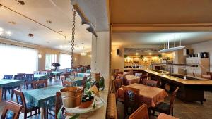Restaurace v ubytování Willa Białe Piaski Pokoje i Noclegi Białogóra