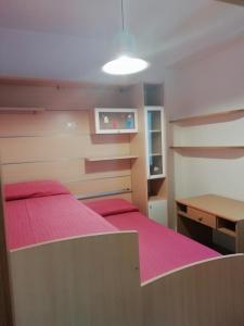 1 dormitorio con 2 camas y escritorio. en Casa vacanze La rosa bianca en San Benedetto del Tronto