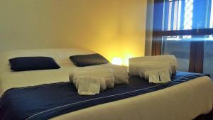 フィウミチーノにあるドムス フィエラ ディ ローマ ビレッジのベッド(白い毛布、枕付)