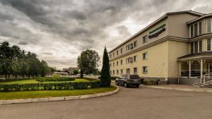 um camião estacionado em frente a um edifício em Oazis Hotel em Pskov