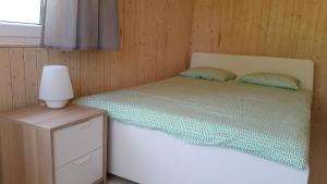 Posteľ alebo postele v izbe v ubytovaní Domki Aqua Holiday