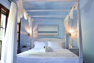 Ένα ή περισσότερα κρεβάτια σε δωμάτιο στο Hotel Manthos Blue