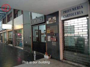 un edificio con una puerta y una señal en él en Pisacentro Guest House, en Pisa